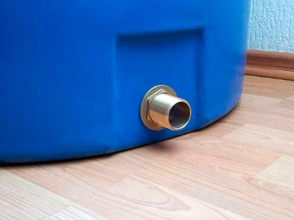 Установка врезки в пластиковую емкость Установка врезки в пластиковую емкость